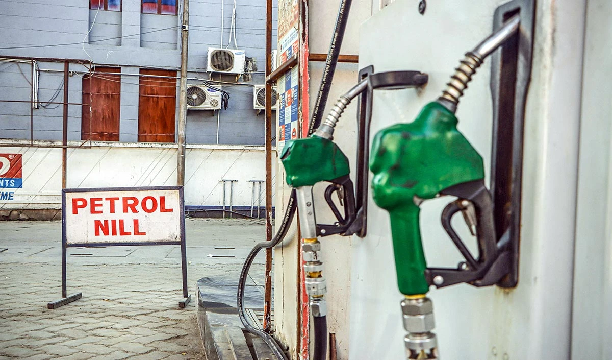 Prabhasakshi NewsRoom: Pakistan में Petrol और Diesel 55 रुपये महंगा होकर 335 रुपये लीटर हुआ, जनता में मचा हाहाकार