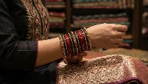 Red Bangle Styling Tips: लाल चूड़ियों को दें नया Twist, ये 3 कलर कॉम्बिनेशन हैं Super Hit