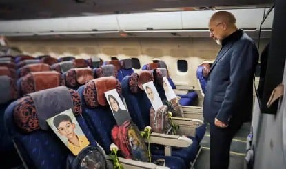 खून से सने बैग-जूते, मिनाब स्कूल में मारे गए बच्चों की तस्वीरें प्लेन में लेकर इस्लामाबाद पहुंचा ईरानी प्रतिनिधिमंडल