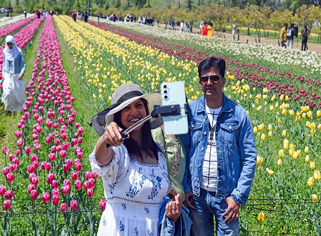 इंदिरा गांधी मेमोरियल ट्यूलिप गार्डन में पर्यटक