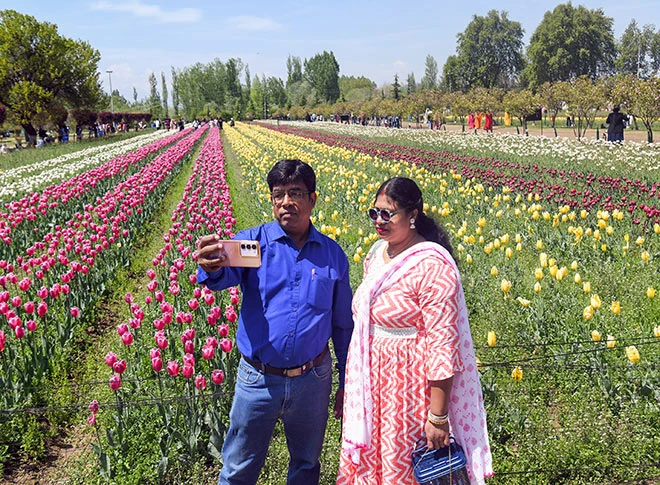 इंदिरा गांधी मेमोरियल ट्यूलिप गार्डन में पर्यटक