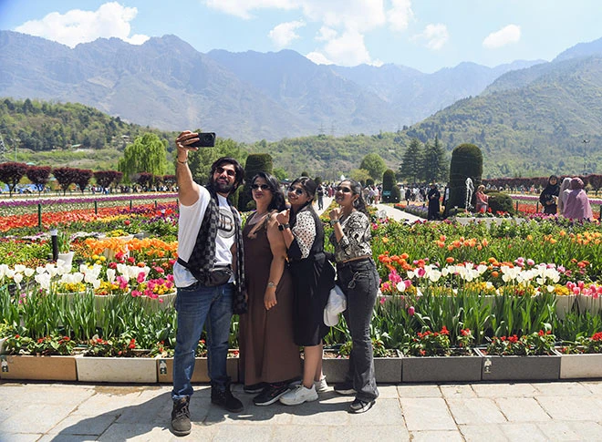 इंदिरा गांधी मेमोरियल ट्यूलिप गार्डन में पर्यटक