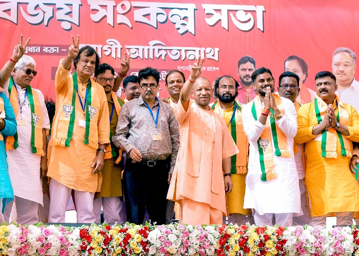 West Bengal में दिखा CM Yogi का क्रेज, Suvendu Adhikari ने पैर छूकर मांगा जीत का आशीर्वाद