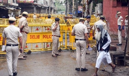 Salary Hike Protest In Noida | ग्रेटर नोएडा में वेतन बढ़ोतरी की मांग को लेकर भारी हिंसा, पुलिस की गाड़ियां पलटीं, पत्थरबाजी और आगजनी