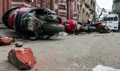 Video Noida Violence | नोएडा में कर्मचारियों ने काटा बवाल, हड़ताली मज़दूरों ने गाड़ियां फूंकी, DND फ्लाईवे पर भारी जाम