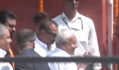 Bihar new CM announcement: आखिरी कैबिनेट मीटिंग के लिए पहुंचे नीतीश, भीड़ से घिरे, जनता को देख जोड़े हाथ 