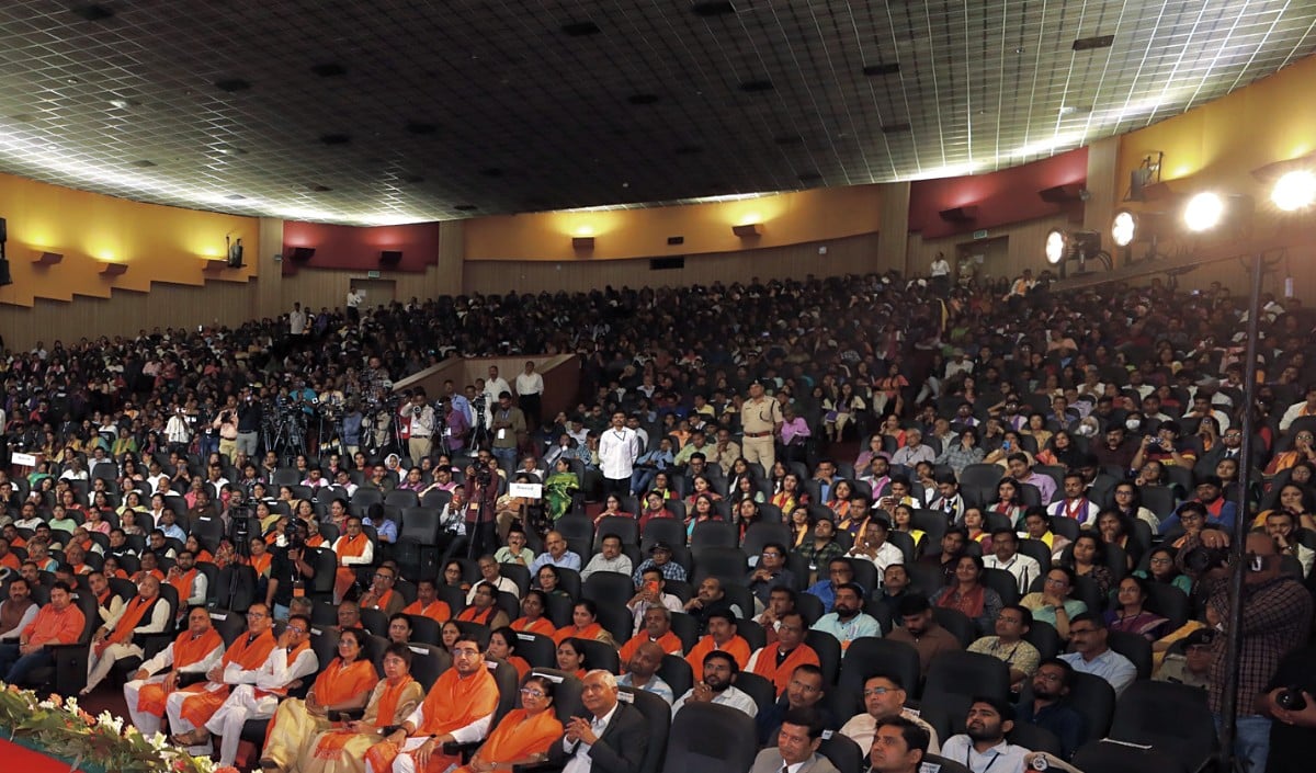 MSU Student Vulgar Dance Video | कैंपस में 'संस्कार' के नाम पर अश्लील डांस? वडोदरा में बॉलीवुड गाने पर छात्रा की परफॉर्मेंस ने मचाया बवाल, अब आंसुओं के साथ मांगी माफी!