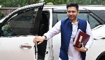 इधर AAP MP Ashok Kumar Mittal को ED ने घेरा, उधर Raghav Chadha को Modi सरकार की ओर से मिल गया सुरक्षा घेरा