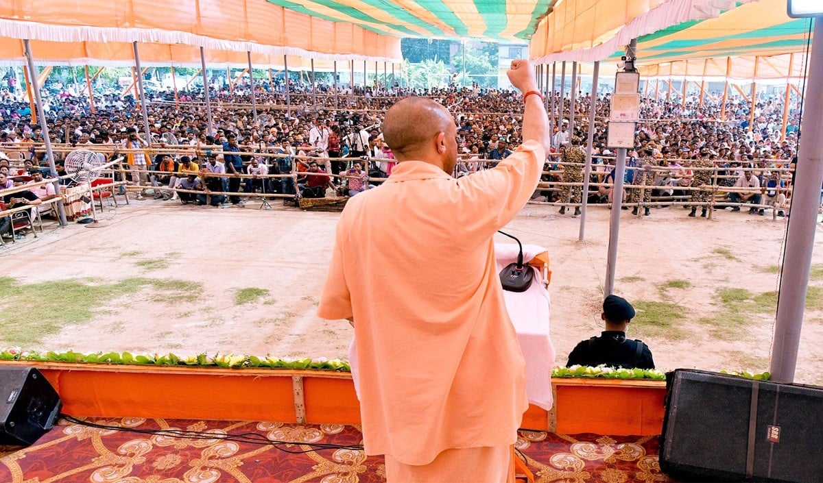 Bengal में गरजे CM Yogi, बोले- TMC ने पैदा किया पहचान का संकट, खत्म होगा Mafia राज।