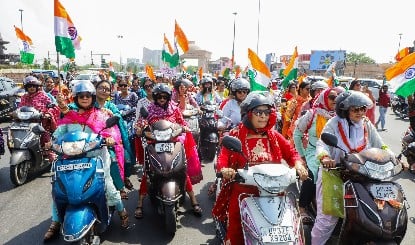 Nari Shakti Vandan Adhiniyam | नारी शक्ति का हुंकार: महिला आरक्षण के समर्थन में दिल्ली की सड़कों पर उतरीं भाजपा महिला कार्यकर्ता