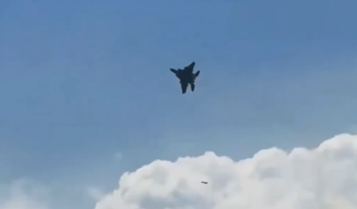 आसमान से नाचते हुए गिरा अमेरिका का खूंखार लड़ाकू विमान, उठने लगे कई सवाल!