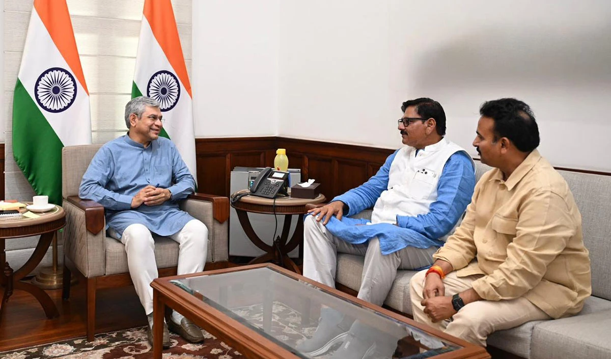 जेवर के विकास को नई रफ्तार: विधायक धीरेन्द्र सिंह ने रेल मंत्री अश्विनी वैष्णव से की चोला स्टेशन पर अहम चर्चा