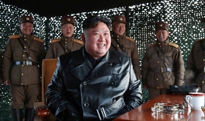 North Korea Cluster Bomb Test | किम जोंग उन ने दागीं ऐसी मिसाइलें जो आसमान से बरसाएंगी तबाही! थर्राए अमेरिका और जापान!