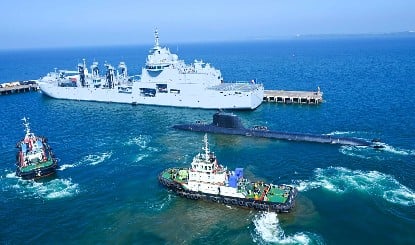 Middle East Tension | ओमान की खाड़ी में भारी तनाव: ईरानी जहाज पर अमेरिकी कार्रवाई के बाद IRGC का ड्रोन हमला