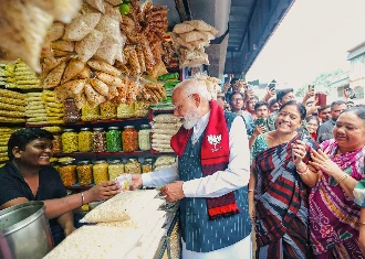 Jhargram में झालमुड़ी खाते PM Modi का Viral जवाब, बोले- 