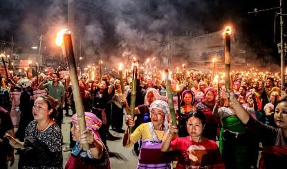 Imphal में फिर तनाव, मशाल Rally के दौरान Security Forces से भिड़े प्रदर्शनकारी, जमकर पत्थरबाजी