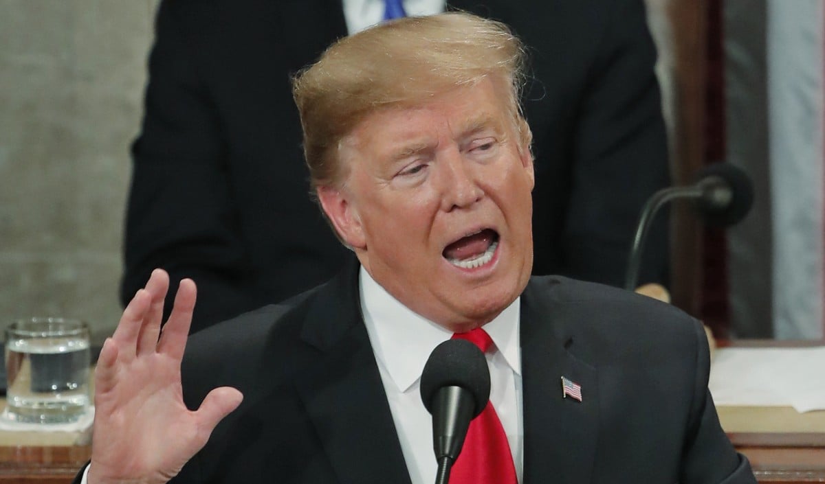 Iran के पास चंद घंटों का समय, Donald Trump की चेतावनी- 'समझौता करें या बमबारी के लिए तैयार रहें'