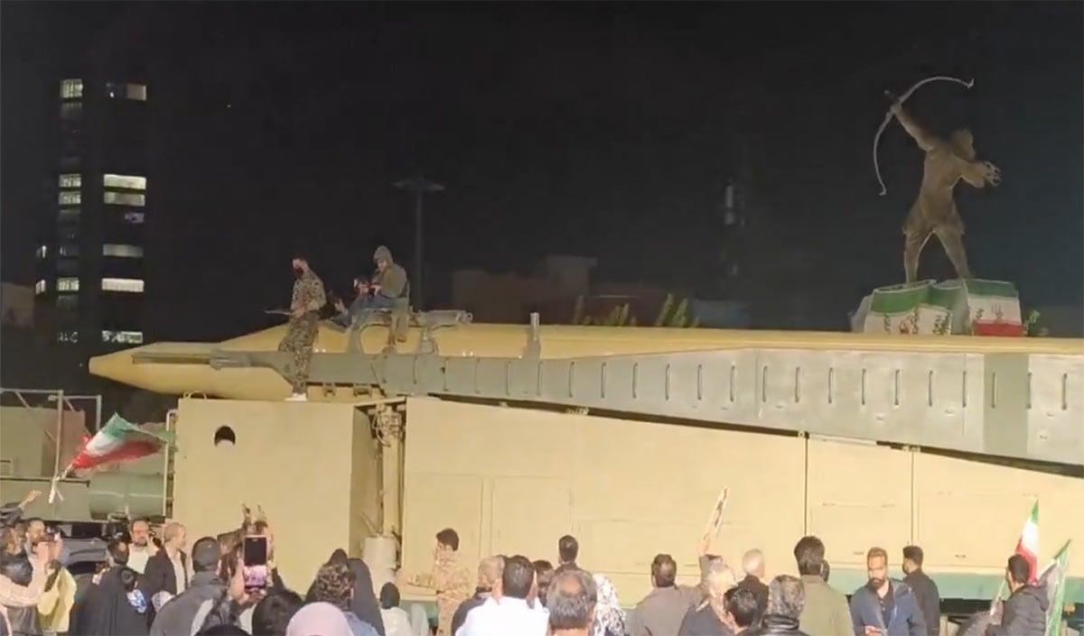 Tehran की सड़कों पर Iran ने कराई अपनी खतरनाक मिसाइलों की परेड, खाड़ी देश सहमे, अमेरिका को आया पसीना!