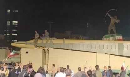 Tehran की सड़कों पर Iran ने कराई अपनी खतरनाक मिसाइलों की परेड, खाड़ी देश सहमे, अमेरिका को आया पसीना!