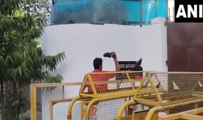 Akhilesh की मां पर बयान से बवाल, Lucknow Mayor के आवास का SP कार्यकर्ताओं ने किया घेराव