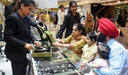 चांदी की कीमतों में रिकॉर्ड उछाल: पश्चिम एशिया संकट के बीच ₹2.50 लाख के करीब पहुंची कीमतें