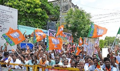 MCD पर कब्जे की जंग: BJP ने Mayor पद के लिए Pravesh Wahi पर खेला दांव, AAP ने मैदान छोड़ा