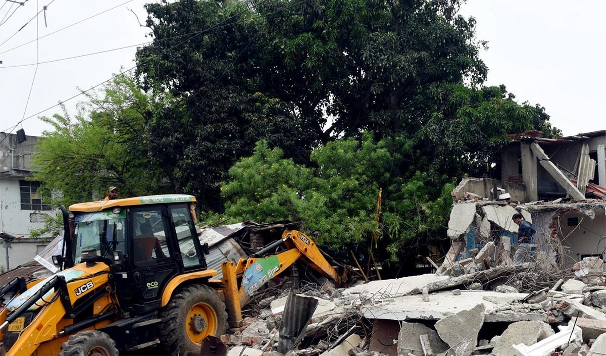 Jammu में Drug Peddlers के खिलाफ Bulldozer Action, Srinagar में आतंकवादियों के चार मददगार गिरफ्तार, आतंकी की संपत्ति कुर्क