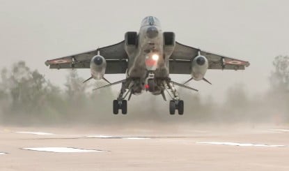 अब हाईवे बनेगा रनवे! Purvanchal Expressway पर IAF की Emergency Landing, दिखी गजब की तैयारी