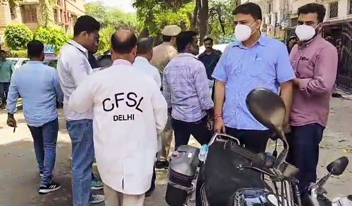 IRS Officer Daughter Murder | अमर कॉलोनी का 'हैवान'! रेप के बाद बेदम हुई बेटी, फिर तिजोरी खोलने के लिए लाश को सीढ़ियों से घसीटा!