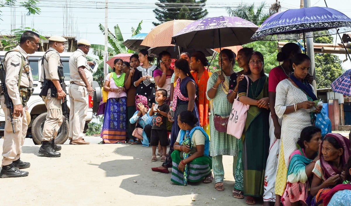 Tamil Nadu Assembly Elections 2026 | तमिलनाडु का रण तैयार! सत्ता बरकरार रखने और बदलाव के बीच 'त्रिकोणीय' मुकाबला, मतदान जारी