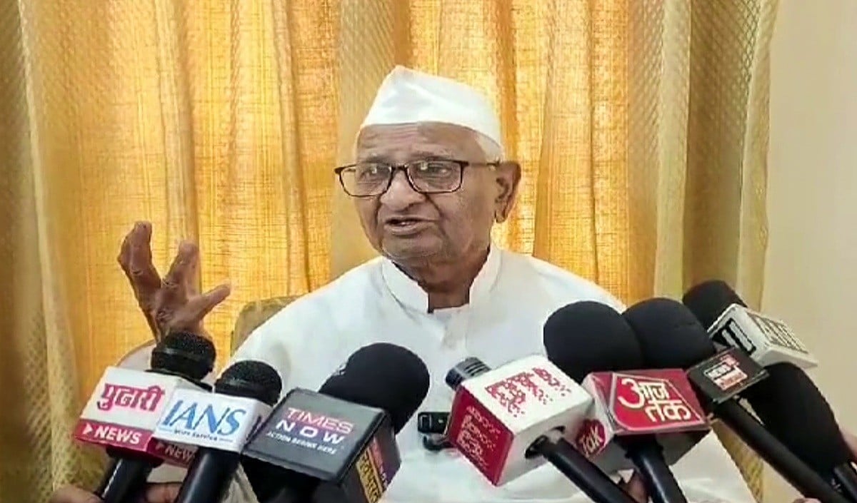 AAP में 'बगावत' पर Anna Hazare का तंज, 'पार्टी सही होती तो Raghav Chadha नहीं छोड़ते'