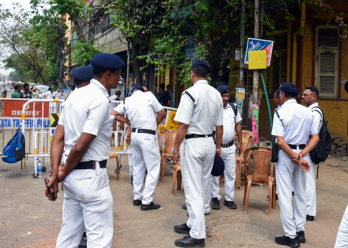 Bengal Election: चुनाव आयोग का बड़ा एक्शन, Diamond Harbour के 5 पुलिस अधिकारी तत्काल प्रभाव से Suspend