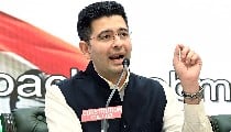 Raghav Chadha के विश्वासघात से AAP कार्यकर्ताओं में गुस्सा, Mumbai में घर के बाहर जमकर हंगामा