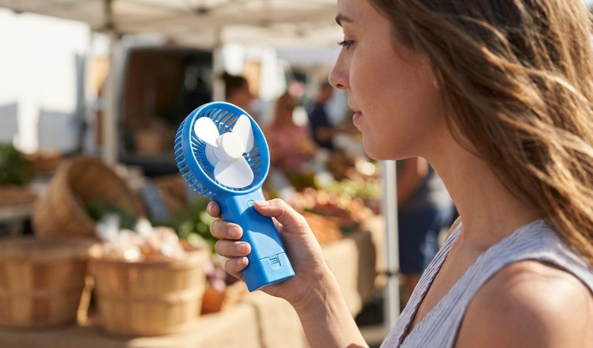 गर्मी का Smart जुगाड़! ये Mini Fan जेब में रखें, Office हो या Metro, मिलेगी ठंडी हवा