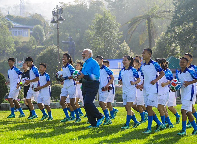 प्रधानमंत्री मोदी ने सिक्किम में लड़कों और लड़कियों के साथ फुटबॉल खेला