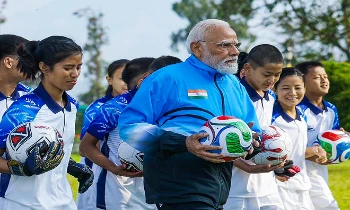 प्रधानमंत्री मोदी ने सिक्किम में लड़कों और लड़कियों के साथ फुटबॉल खेला