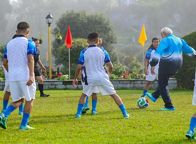 प्रधानमंत्री मोदी ने सिक्किम में लड़कों और लड़कियों के साथ फुटबॉल खेला