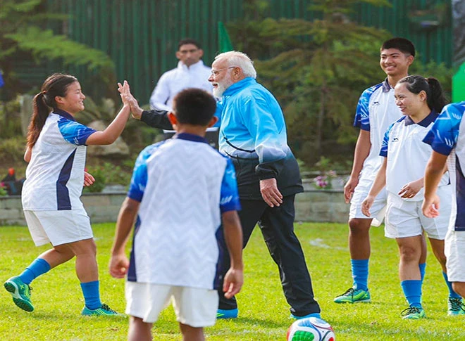 प्रधानमंत्री मोदी ने सिक्किम में लड़कों और लड़कियों के साथ फुटबॉल खेला