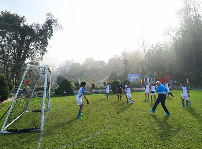 प्रधानमंत्री मोदी ने सिक्किम में लड़कों और लड़कियों के साथ फुटबॉल खेला