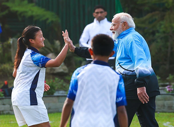 प्रधानमंत्री मोदी ने सिक्किम में लड़कों और लड़कियों के साथ फुटबॉल खेला