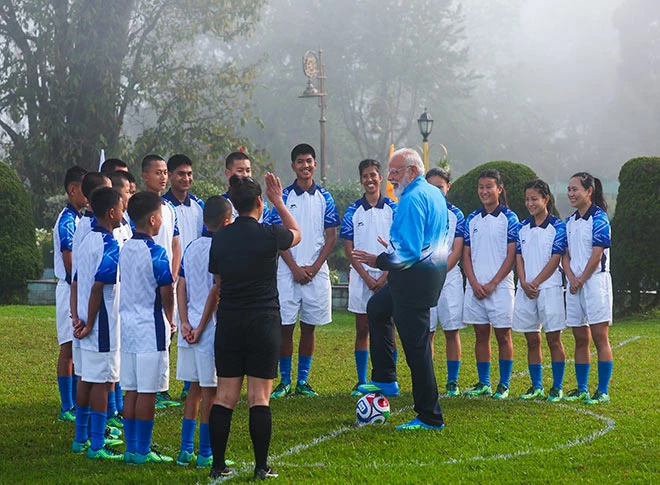 प्रधानमंत्री मोदी ने सिक्किम में लड़कों और लड़कियों के साथ फुटबॉल खेला