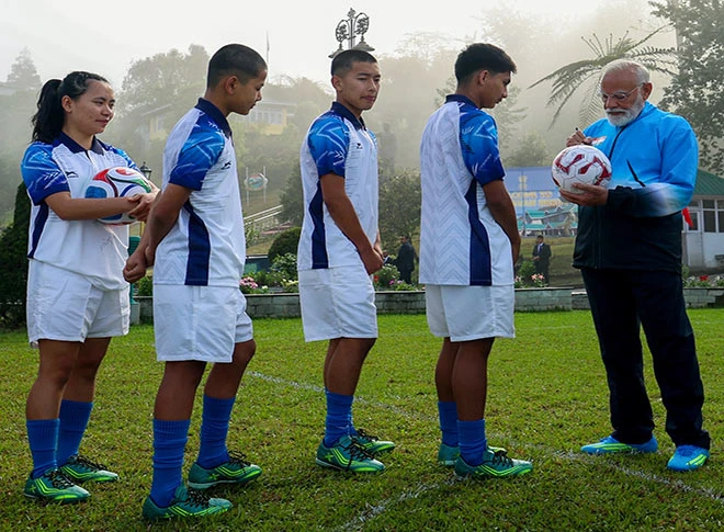प्रधानमंत्री मोदी ने सिक्किम में लड़कों और लड़कियों के साथ फुटबॉल खेला
