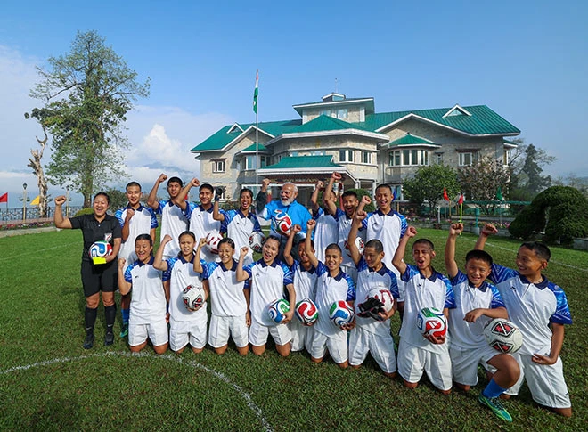 प्रधानमंत्री मोदी ने सिक्किम में लड़कों और लड़कियों के साथ फुटबॉल खेला