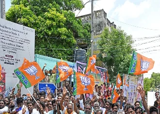 Gujarat Local Body Election Results 2026: BJP सबसे आगे, जानें Congress और AAP का कहां-कहां खुला खाता