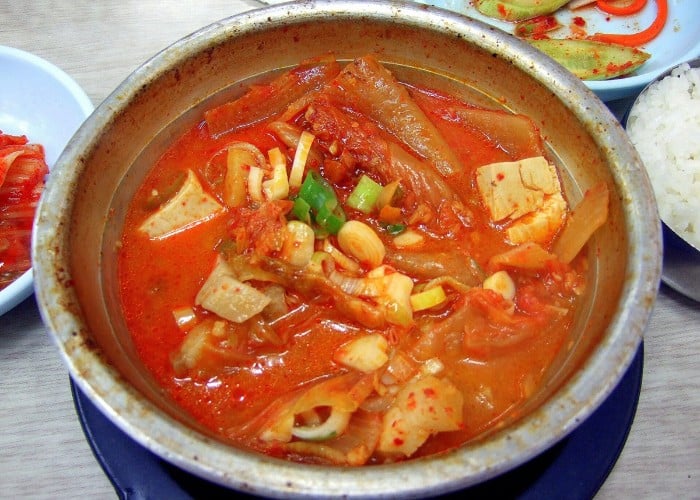 Korean Vegetarian Kimchi: तीखा-चटपटा Korean Food पसंद है? घर पर बनाएं रेस्टोरेंट जैसी वेज किम्ची, देखें Easy Trick