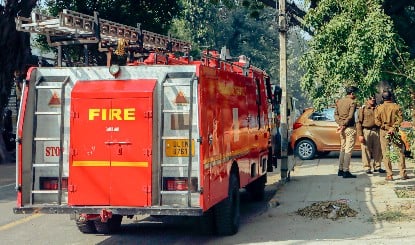 गाजियाबाद में भीषण अग्निकांड: गौर ग्रीन एवेन्यू में भड़की आग, 7 मंजिलें चपेट में आयी, CM योगी ने दिए सख्त निर्देश