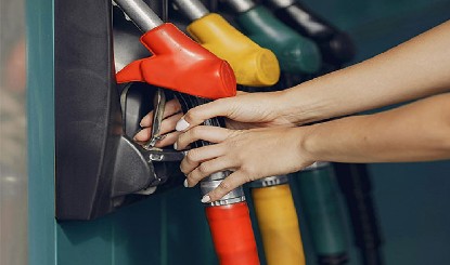 PIB fact check: पेट्रोल 10 और डीजल 12.50 रुपये महंगा होगा? सोशल मीडिया पर मचे हड़कंप के बीच सरकार ने बताया पूरा सच