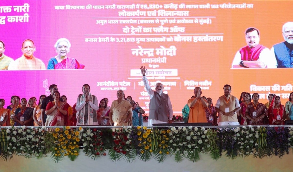 PM Modi in Varanasi Live: Varanasi में Mega Roadshow, फूलों की बारिश और 'हर हर महादेव' के नारों से गूंजी काशी