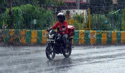Rain in Delhi-NCR | दिल्ली में मौसम का यू-टर्न! झमाझम बारिश और ठंडी हवाओं से मिली दिल्लीवालों को राहत, IMD ने जारी किया अलर्ट