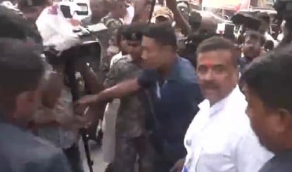 Bengal Election में भारी बवाल: Suvendu Adhikari को TMC कार्यकर्ताओं ने घेरा, पुलिस का लाठीचार्ज